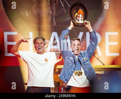 PARIGI - la ciclista su pista Harrie Lavreysen, insieme allo chef della missione Pieter van den Hoogenband, durante la cerimonia alla TeamNL House di Parigi. Lavreysen ha vinto la sua terza medaglia d'oro l'ultimo giorno dei Giochi estivi. Con due precedenti medaglie d'oro ai Giochi di Tokyo, Lavreysen è l'uomo olandese di maggior successo di sempre ai Giochi olimpici. ANP REMKO DE WAAL Foto Stock