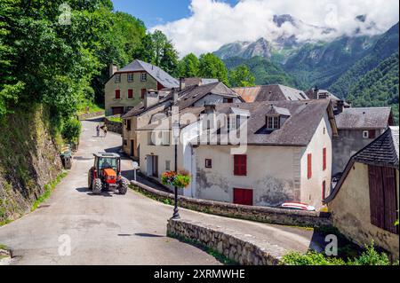 L'autentico villaggio rurale di AAS nella valle Ossau di Béarn, Francia Foto Stock