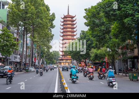 Ho chi Minh City, Vietnam - 6 luglio 2024: Le Hong Phong Street con la Pagoda Nazionale del Vietnam. Foto Stock