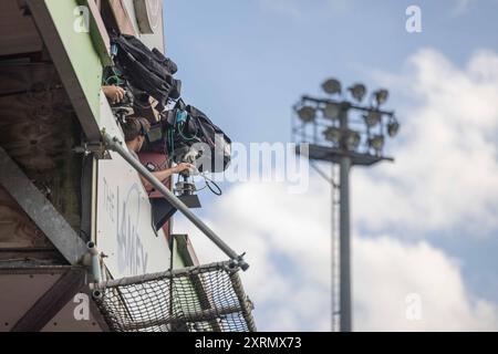 Telecamere sul gantry durante la partita di calcio EFL. Foto Stock