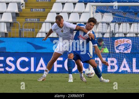 Brescia, Italia. 11 agosto 2024. Christian Gytkjaer (Venezia FC) Andrea Cistana (Brescia calcio) durante la 32a fase di finale della Coppa Italia tra Brescia e Venezia allo Stadio Mario Rigamonti, domenica 11 agosto 2024. Sport - calcio. (Foto di Stefano Nicoli/LaPresse) credito: LaPresse/Alamy Live News Foto Stock