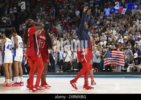 Parigi, Francia. 11 agosto 2024. USA Players celebrano, pallacanestro, medaglia d'oro femminile tra Francia e Stati Uniti durante i Giochi Olimpici di Parigi 2024 l'11 agosto 2024 alla Bercy Arena di Parigi, Francia - foto Michael Baucher/Panoramic/DPPI Media Credit: DPPI Media/Alamy Live News Foto Stock