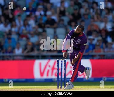 Manchester, Regno Unito. 11 agosto 2024; Old Trafford Cricket Ground, Manchester, Inghilterra; The Hundred Mens Cricket, Manchester Originals contro Northern Supercharger; Adil Rashid dei Northern Supercharger in azione bowling crediti: Action Plus Sports Images/Alamy Live News Foto Stock