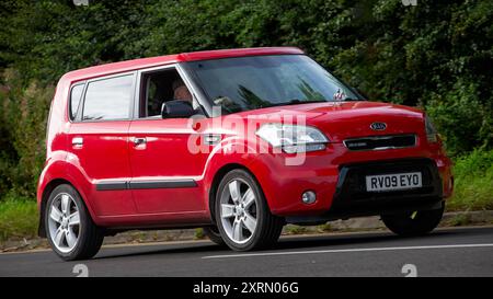 Potterspury, Northants, UK - 11 agosto 2024: 2009 Red Kia Soul viaggiando su una strada britannica Foto Stock