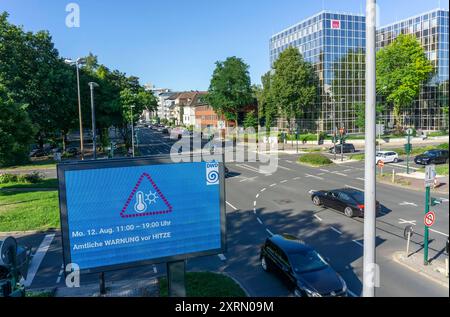 Amtliche Warnung vor Hitze, des Deutschen Wetterdienst DWD, auf Digitaler Werbetafel, von Ströer, an der Straßenkreuzung, Martinstraße, Alfredstraße, B224, a Essen, Wetterinfos, heißer Sommertag in der Stadt, NRW, Deutschland, Hitzewarnung *** avviso ufficiale di calore, del servizio meteorologico tedesco DWD, su cartellone digitale, da Ströer, all'incrocio, Martinstraße, Alfredstraße, B224, a Essen, informazioni meteo, caldo giorno estivo in città, NRW, Germania, avvertimento di calore Foto Stock