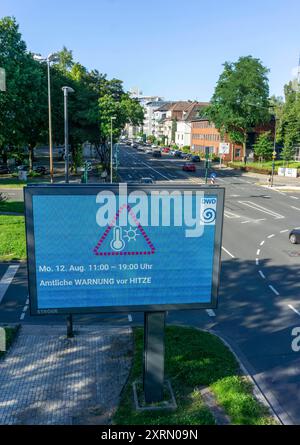 Amtliche Warnung vor Hitze, des Deutschen Wetterdienst DWD, auf Digitaler Werbetafel, von Ströer, an der Straßenkreuzung, Martinstraße, Alfredstraße, B224, a Essen, Wetterinfos, heißer Sommertag in der Stadt, NRW, Deutschland, Hitzewarnung *** avviso ufficiale di calore, del servizio meteorologico tedesco DWD, su cartellone digitale, da Ströer, all'incrocio, Martinstraße, Alfredstraße, B224, a Essen, informazioni meteo, caldo giorno estivo in città, NRW, Germania, avvertimento di calore Foto Stock