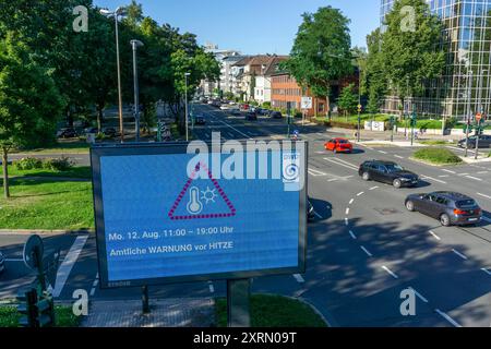 Amtliche Warnung vor Hitze, des Deutschen Wetterdienst DWD, auf Digitaler Werbetafel, von Ströer, an der Straßenkreuzung, Martinstraße, Alfredstraße, B224, a Essen, Wetterinfos, heißer Sommertag in der Stadt, NRW, Deutschland, Hitzewarnung *** avviso ufficiale di calore, del servizio meteorologico tedesco DWD, su cartellone digitale, da Ströer, all'incrocio, Martinstraße, Alfredstraße, B224, a Essen, informazioni meteo, caldo giorno estivo in città, NRW, Germania, avvertimento di calore Foto Stock