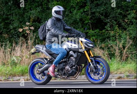 Potterspury, Northants, Regno Unito - 11 agosto 2024: 2019 moto Yamaha MT-09 SP che viaggia su una strada britannica Foto Stock