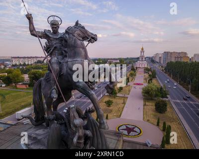 Il monumento di San Giorgio che uccide il drago, un martire cristiano, a Kursk, una città nella Russia occidentale, al confine con l'Ucraina. Foto Stock