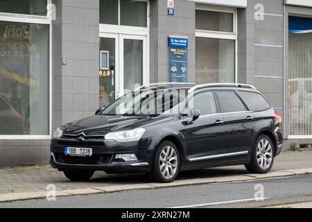 OSTRAVA, REPUBBLICA CECA - 25 SETTEMBRE 2023: Auto station wagon Black Citroen C5 Break parcheggiata in strada Foto Stock