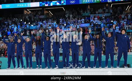 Parigi, Francia. 11 agosto 2024. Le medaglie d'oro della squadra USA partecipano alla cerimonia della vittoria per il basket femminile ai Giochi Olimpici di Parigi 2024, a Parigi, Francia, 11 agosto 2024. Crediti: Meng Yongmin/Xinhua/Alamy Live News Foto Stock