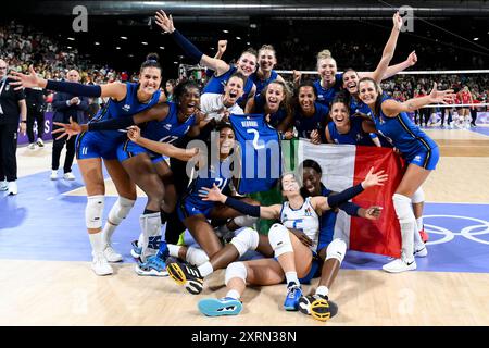 Parigi, Francia. 11 agosto 2024. I giocatori italiani festeggiano al termine della partita della medaglia d'oro di pallavolo tra Stati Uniti d'America e Italia dei Giochi Olimpici di Parigi 2024 all'Arena Paris Sud 1 di Parigi (Francia), 11 agosto 2024. L'Italia sconfisse gli Stati Uniti 3-0 e vinse la medaglia d'oro. Crediti: Insidefoto di andrea staccioli/Alamy Live News Foto Stock