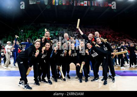 Parigi, Francia. 11 agosto 2024. I giocatori italiani festeggiano al termine della partita della medaglia d'oro di pallavolo tra Stati Uniti d'America e Italia dei Giochi Olimpici di Parigi 2024 all'Arena Paris Sud 1 di Parigi (Francia), 11 agosto 2024. L'Italia sconfisse gli Stati Uniti 3-0 e vinse la medaglia d'oro. Crediti: Insidefoto di andrea staccioli/Alamy Live News Foto Stock