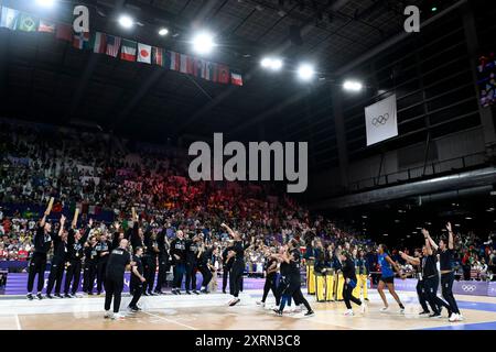 Parigi, Francia. 11 agosto 2024. I giocatori e lo staff italiani festeggiano durante la cerimonia della medaglia al termine della partita d'oro di pallavolo tra Stati Uniti d'America e Italia dei Giochi Olimpici di Parigi 2024 all'Arena Paris Sud 1 di Parigi (Francia), 11 agosto 2024. L'Italia sconfisse gli Stati Uniti 3-0 e vinse la medaglia d'oro. Crediti: Insidefoto di andrea staccioli/Alamy Live News Foto Stock