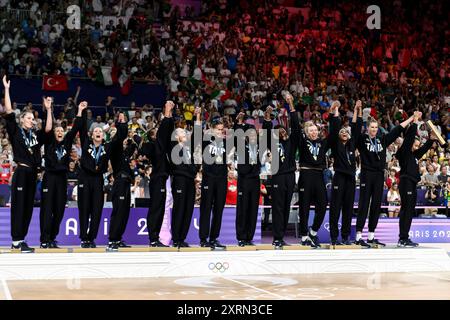 Parigi, Francia. 11 agosto 2024. I giocatori italiani festeggiano durante la cerimonia della medaglia al termine della partita d'oro di pallavolo tra Stati Uniti d'America e Italia dei Giochi Olimpici di Parigi 2024 all'Arena Paris Sud 1 di Parigi (Francia), 11 agosto 2024. L'Italia sconfisse gli Stati Uniti 3-0 e vinse la medaglia d'oro. Crediti: Insidefoto di andrea staccioli/Alamy Live News Foto Stock