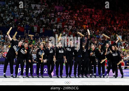 Parigi, Francia. 11 agosto 2024. I giocatori italiani festeggiano al termine della partita della medaglia d'oro di pallavolo tra Stati Uniti d'America e Italia dei Giochi Olimpici di Parigi 2024 all'Arena Paris Sud 1 di Parigi (Francia), 11 agosto 2024. L'Italia sconfisse gli Stati Uniti 3-0 e vinse la medaglia d'oro. Crediti: Insidefoto di andrea staccioli/Alamy Live News Foto Stock