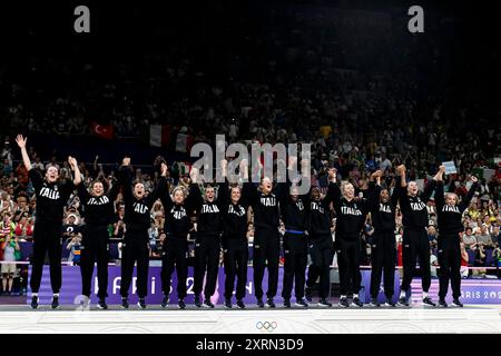 Parigi, Francia. 11 agosto 2024. I giocatori italiani festeggiano al termine della partita della medaglia d'oro di pallavolo tra Stati Uniti d'America e Italia dei Giochi Olimpici di Parigi 2024 all'Arena Paris Sud 1 di Parigi (Francia), 11 agosto 2024. L'Italia sconfisse gli Stati Uniti 3-0 e vinse la medaglia d'oro. Crediti: Insidefoto di andrea staccioli/Alamy Live News Foto Stock