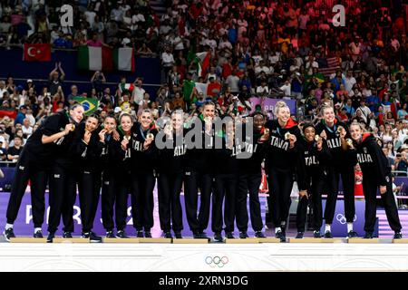 Parigi, Francia. 11 agosto 2024. I giocatori italiani festeggiano durante la cerimonia della medaglia al termine della partita d'oro di pallavolo tra Stati Uniti d'America e Italia dei Giochi Olimpici di Parigi 2024 all'Arena Paris Sud 1 di Parigi (Francia), 11 agosto 2024. L'Italia sconfisse gli Stati Uniti 3-0 e vinse la medaglia d'oro. Crediti: Insidefoto di andrea staccioli/Alamy Live News Foto Stock