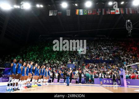 Parigi, Francia. 11 agosto 2024. Giocatori italiani durante l'inno nazionale prima della medaglia d'oro di pallavolo tra Stati Uniti d'America e Italia durante i Giochi Olimpici di Parigi 2024 all'Arena Paris Sud 1 di Parigi, in Francia, l'11 agosto 2024. L'Italia sconfisse gli Stati Uniti 3-0 e vinse la medaglia d'oro. Crediti: Insidefoto di andrea staccioli/Alamy Live News Foto Stock