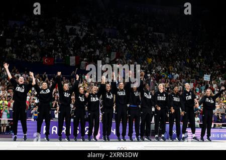 Parigi, Francia. 11 agosto 2024. I giocatori italiani festeggiano al termine della partita della medaglia d'oro di pallavolo tra Stati Uniti d'America e Italia dei Giochi Olimpici di Parigi 2024 all'Arena Paris Sud 1 di Parigi (Francia), 11 agosto 2024. L'Italia sconfisse gli Stati Uniti 3-0 e vinse la medaglia d'oro. Crediti: Insidefoto di andrea staccioli/Alamy Live News Foto Stock