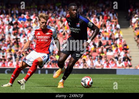 Londra, Regno Unito. 11 agosto 2024. Il centrocampista dell'Arsenal Martin Odegaard (8) e il difensore dell'Olympique Lyonnais Moussa Niakhate (19) durante l'amichevole pre-stagione tra Arsenal FC e Olympique Lyonnais all'Emirates Stadium, Londra, Inghilterra, Regno Unito l'11 agosto 2024 Credit: Every Second Media/Alamy Live News Foto Stock