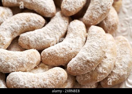 Primo piano di biscotti di Natale fatti in casa chiamati Kipferl o mezzalune di vaniglia ricoperte di zucchero Foto Stock