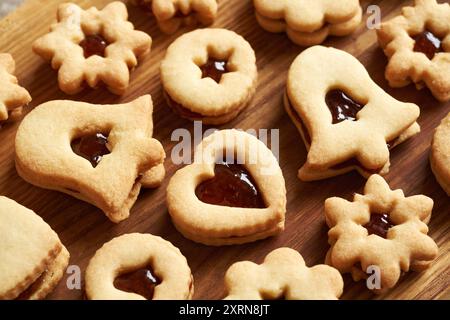 Biscotti di Natale Linzer a forma di cuore, stella e campana ripieni di marmellata rossa Foto Stock
