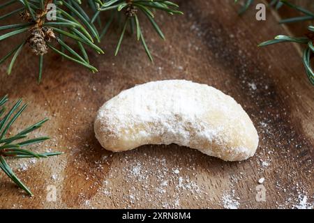 Biscotti di Natale fatti in casa chiamati Kipferl o crescent di vaniglia ricoperti di zucchero Foto Stock