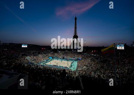 29 luglio 2024, Parigi, Ile de France, Francia: Con la Torre Eiffel sullo sfondo il sole tramonta sullo Stade Tour Eiffel durante la fase preliminare - Pool D Women's Beach Volley match durante le Olimpiadi estive di Parigi 2024 a Parigi, Francia. Svizzera (Credit Image: © Walter Arce/ZUMA Press Wire) SOLO PER USO EDITORIALE! Non per USO commerciale! Foto Stock