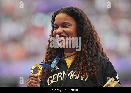 ARCHIVIATO - 10 agosto 2024, Francia, Saint-Denis: Olimpiadi, Parigi 2024, atletica leggera, Stade de France, shot put, donne, la vincitrice Yemisi Ogunleye dalla Germania festeggia durante la cerimonia della medaglia. Foto: Michael Kappeler/dpa Foto Stock