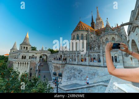 Budapest, Ungheria - 14 luglio 2024: Il turista sta sta scattando una foto al bastione dei pescatori. Foto Stock