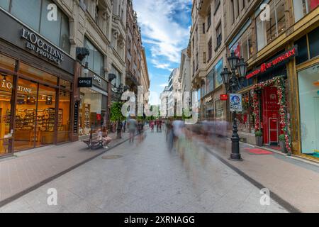 Budapest, Ungheria: 06 luglio 2024: Persone che camminano sulla via Vaci. Scatto con esposizione lunga. Foto Stock