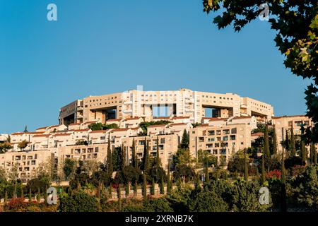 Area residenziale con condominio semicircolare a Modiin Foto Stock