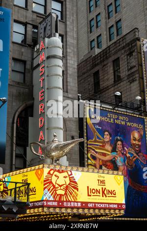 Il New Amsterdam Theatre in W. 42nd St. A Times Square presenta una lampada gigante del genio sul suo tendone, 2024, New York City, Stati Uniti Foto Stock