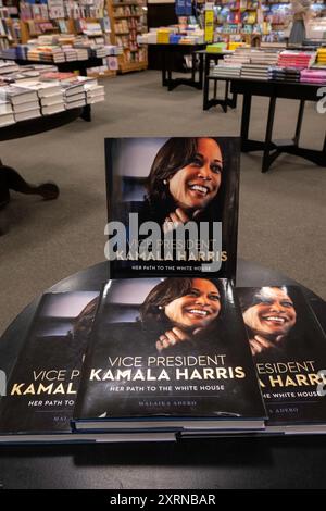Barnes & Noble Booksellers sulla Fifth Avenue a New York City ha una vasta selezione di riviste, Stati Uniti 2024 Foto Stock