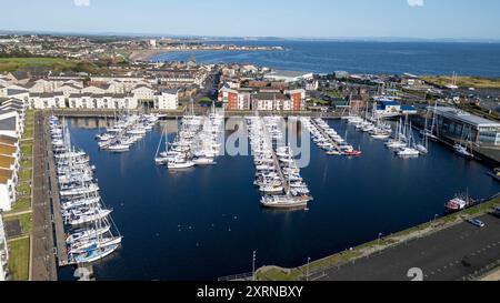 Vista aerea con drone di Clyde Marina, Eglinton Basin, Ardrossan, Scozia, Regno Unito Foto Stock