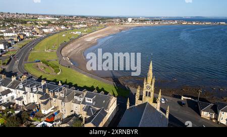 Vista aerea con drone della spiaggia sud di Ardrossan, in prima serata, Ardrossan, North Ayrshire, Scozia Foto Stock