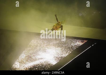 Un interprete sul palco durante la cerimonia di chiusura dei Giochi Olimpici di Parigi del 2024 , allo Stade de France di Parigi. Data foto: Domenica 11 agosto 2024. Foto Stock