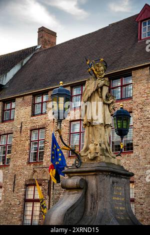 San Giovanni di Nepomuk, martire del sigillo del confessionale, statua a Bruges, Belgio. Foto Stock