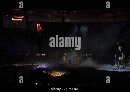 Il pianista Alain Roche durante la cerimonia di chiusura dei Giochi Olimpici di Parigi del 2024, allo Stade de France di Parigi. Data foto: Domenica 11 agosto 2024. Foto Stock