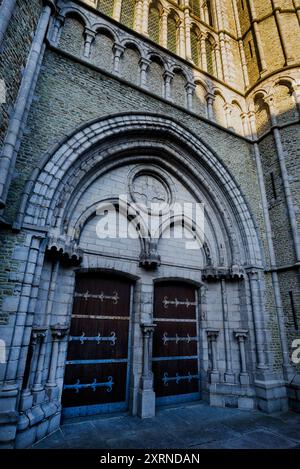 Architrave gotico in pietra che porta alla Chiesa di nostra Signora a Bruges, Belgio. Foto Stock