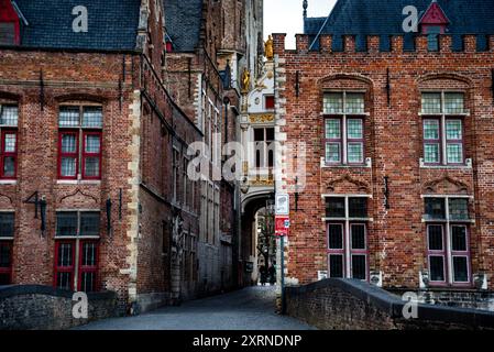 Edificio Liberty of Bruges del primo Rinascimento barocco e Blind Donkey Alley in Belgio. Foto Stock