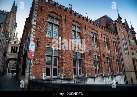 Edificio Liberty of Bruges del primo Rinascimento barocco e Blind Donkey Alley in Belgio. Foto Stock