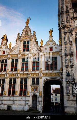 Edificio Liberty of Bruges del primo Rinascimento barocco e Blind Donkey Alley in Belgio. Foto Stock