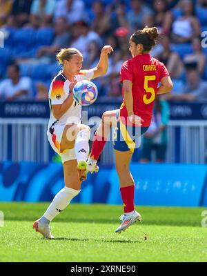 Lione, Francia. 09 agosto 2024. Klara Buehl, DFB Frauen 17 competono per il pallone, tackle, duello, colpo di testa, zweikampf, azione, lotta contro Oihane Hernandez, Spagna 5 alla medaglia di bronzo olimpica femminile GERMANIA - SPAGNA 1-0 allo Stade de Lyon di Lione il 9 agosto 2024 a Lione, Francia. Stagione 2024/2025 fotografo: ddp Images/STAR-Images credito: ddp media GmbH/Alamy Live News Foto Stock