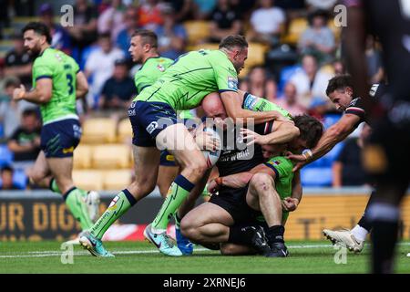 Wimbledon, Regno Unito. 11 agosto 2024. Lee Kershaw dei London Broncos è placcato durante il Betfred Super League Round 21 match London Broncos vs Warrington Wolves a Plough Lane, Wimbledon, Regno Unito, 11 agosto 2024 (foto di Izzy Poles/News Images) a Wimbledon, Regno Unito, l'11/8/2024. (Foto di Izzy Poles/News Images/Sipa USA) credito: SIPA USA/Alamy Live News Foto Stock