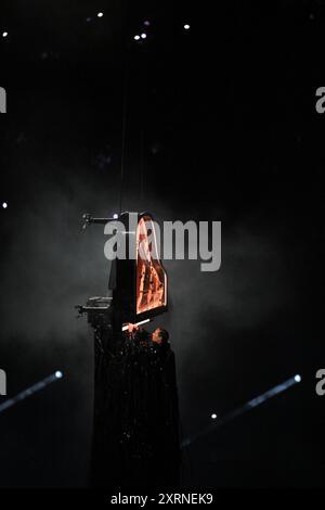 Parigi, Francia. 11 agosto 2024. Il pianista francese Alain Roche suona l'Hymne to Apollo durante la cerimonia di chiusura dei Giochi Olimpici di Parigi del 2024, allo Stade de France di Parigi, in Francia, l'11 agosto 2024. Foto di Eliot Blondet/ABACAPRESS. COM credito: Abaca Press/Alamy Live News Foto Stock