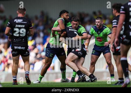 Wimbledon, Regno Unito. 11 agosto 2024. Lee Kershaw dei London Broncos è placcato durante il Betfred Super League Round 21 match London Broncos vs Warrington Wolves a Plough Lane, Wimbledon, Regno Unito, 11 agosto 2024 (foto di Izzy Poles/News Images) a Wimbledon, Regno Unito, l'11/8/2024. (Foto di Izzy Poles/News Images/Sipa USA) credito: SIPA USA/Alamy Live News Foto Stock