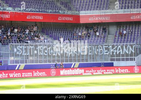 Vienna, Austria. 11 agosto 2024. VIENNA, AUSTRIA - 11 AGOSTO: Tifosi del Wolfsberger AC durante la partita dell'Admiral Bundesliga tra FK Austria Wien e RZ Pellets WAC alla generali Arena l'11 agosto 2024 a Vienna, Austria.240811 SEPA 29 123 - 20240811 PD14550 credito: APA-PictureDesk/Alamy Live News Foto Stock