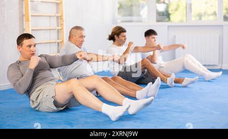 Gli allievi degli uomini eseguono esercizi per rafforzare la pressione e migliorare la precisione delle mani Foto Stock